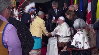 L'arrivo di Papa Francesco in Canada: l'accoglienza di Trudeau e la musica dei nativi