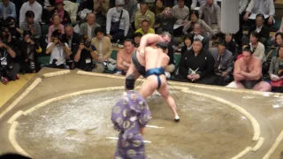 Toyohibiki (1-3) - Ishiura (2-2) , Sumo : Natsubasho '17