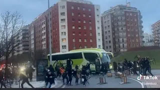 Real Sociedad-Roma, incidenti tra tifosi a San Sebastian: lanci di sedie e bottiglie