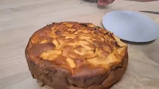 Voici un gâteau au yaourt et aux pommes #recette  #gateau  #pomme