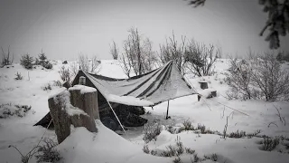 Barania Góra i zimowy biwak pod zarwaną od śniegu plandeką.