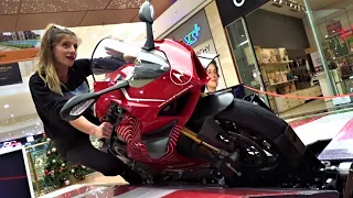 Ducati Panigale V4R & Motorola Moto Trainer - Motorcycle Racing Simulator