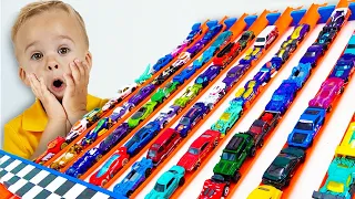 Chris spielt mit Hot-Wheels-Autos und baut Hot-Wheels-Stadt