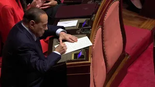 Senato, durante l'insediamento di Ignazio La Russa Silvio Berlusconi scrive