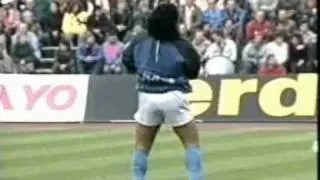 [DivX - CALCIO - ITA] - Riscaldamento di Maradona prima di Bayern Monaco-Napoli.mpg