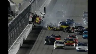 Impactante accidente en Nascar: el auto dio varias vueltas y se prendió fuego