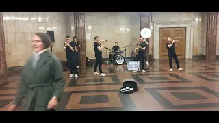 Музыка в метро Курская.