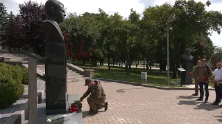 Глава Чувашии Олег Николаев возложил цветы к монументу Александра Захарченко