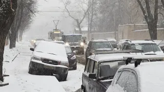 Улицы и дороги завалены сугробами. Мощнейший снегопад вновь накрывает Москву