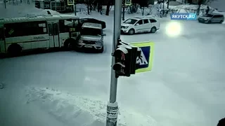 В Ленске аварию с пассажирским автобусом сняла камера видеонаблюдения