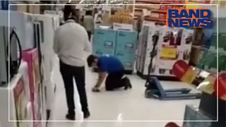 Vídeo mostra gerente humilhado funcionário em supermercado