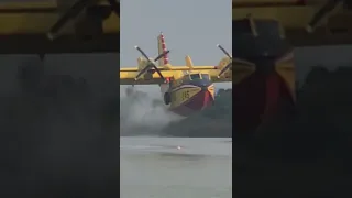 así toman agua los aviones de un lago para apagar incendio.