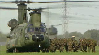 Boeing CH-47 Chinook | heavy-lift helicopter | Close View