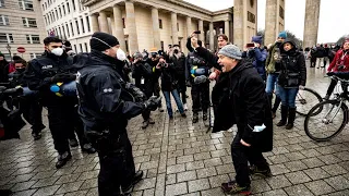 Polizei löst Demonstrationen gegen Impfpflicht auf