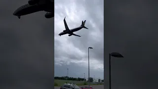 Ryanair Boeing 737-800 landing on Cologne‘s short 1800m runway 14R