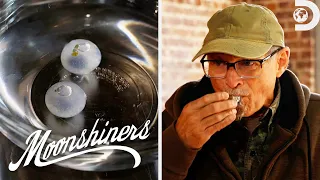 Amanda & Beaz Create Shine Pods | Moonshiners | Discovery