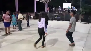 asi se baila con lel grupo los  soneros en rio grande magdalena loxicha