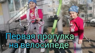 Мира катается на новом велосипеде Гуляем Купили ведро и лопату VLOG Семейный канал