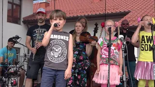 Koncert zespołu Arka Noego podczas spotkania Szkolnych Kół Caritas w Koszalinie