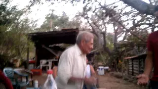 Mi abuelito y mi cuñado bailando..