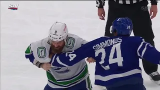 Wayne Simmonds Destroys Jordie Benn In fight Vancouver Canucks at Toronto Maple Leafs