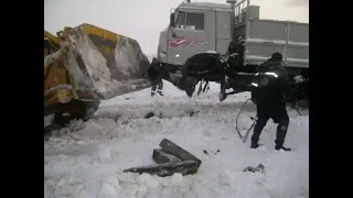 Мастерство и безбашенность водителей тяжелой техники на севере России  выпуск #37