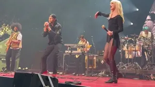 Stephen Curry surprises fans at Paramore concert, performs 'Misery Business' on stage