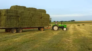 Deutz 4006 sur plateau de foin