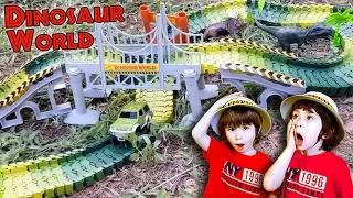 CIRCUITO EN EL 🌴 PARQUE DE DINOSAURIOS  🌲 magic tracks DINOSAUR WORLD  🚙 con DANI y EVAN