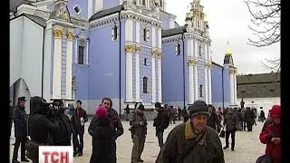 Майже сотня людей знайшла захист в Михайлівському храмі після подій на майдані