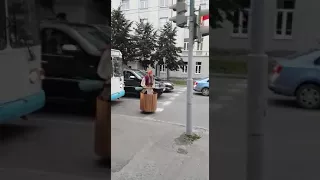 Баба Яга едет по центру города на ступе! !