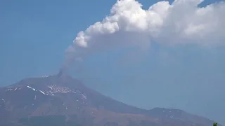 Sicilia, l'Etna è in eruzione: fontane di lava e colonna di fumo