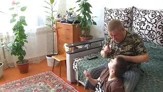 Мужчина один воспитывает ребенка-инвалида