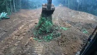 Escavadeira continuando serviço em sitio Parte Final