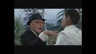 Jerry Lewis imita Stan Laurel con il dito accendino