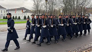 Preußens Gloria - das Wachbataillon der Bundeswehr marschiert zum Schloss Bellevue