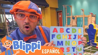 Blippi visita un lugar de juegos (Whiz Kids Playland)  | Explora con Blippi | Vídeos para niños
