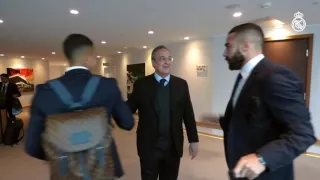 Florentino Pérez greets the players at the team hotel