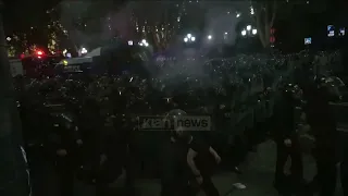 Klan News - Protestuesit përleshen me policinë në Gjeorgji