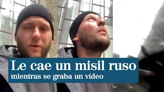 Un misil ruso impacta al lado de un hombre mientras se grababa un vídeo en Jarkov