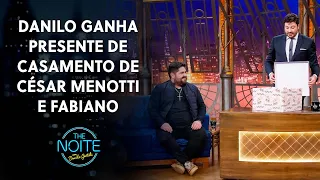 O presente da Maraisa, o César Menotti entregou pessoalmente | The Noite (11/05/22)