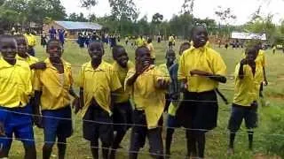 Школьники Кении впервые видят белого