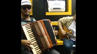 Aí sabe tocar um acordeon no capricho e o acompanhamento é show também....