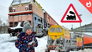 Снегоуборочные поезда в работе / поезд чистит снег на жд вокзале