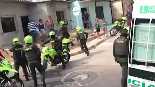 Comunidad Ataca Policías En Barrio 7 De Abril En Barranquilla Por No Cumplir Cuarentena