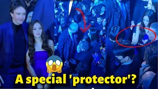 Jisoo panicked and thankfully she was protected by this person!! Jisoo at DIOR Autumn Winter 23 Show