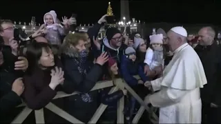 Papa Francisco se irrita ao ser puxado por mulher no Vaticano