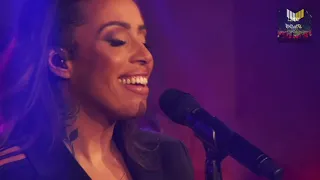 Glennis Grace singing 'it must have been love' (Roxette cover)