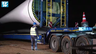 Rotorblätter für den Windpark Goldboden in Winterbach werden angeliefert