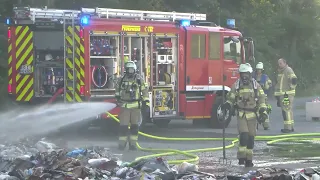 Müllfahrzeug-Brand im Wohngebiet: Fahrer reagiert besonnen, Feuerwehr und Bagger im Einsatz